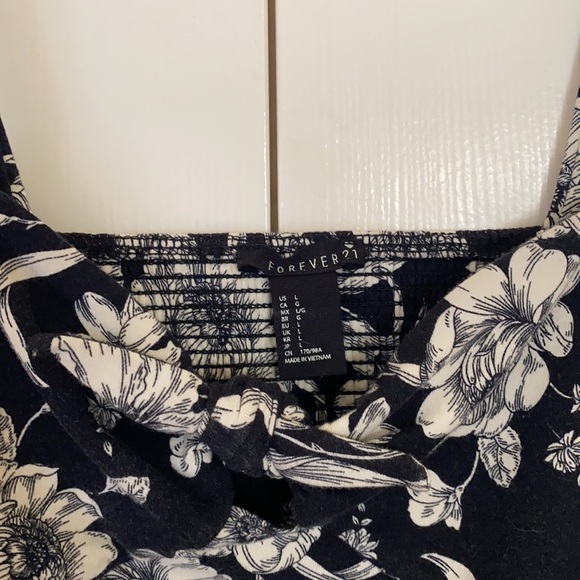 Forever21 Black & White Bow Crop Top Size L - Picture 2 of 3